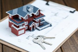 Casa em miniatura e chaves (Sistema Financeiro Habitacional)