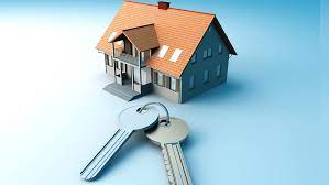 sistema de financiamento imobiliário: miniatura de residência e duas chaves.