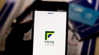 FGTS no financiamento de imóvel: um celular mostra o logo do FGTS.