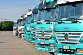 Financiamento de caminhão: diversos caminhões estão alinhados, um ao lado do outro